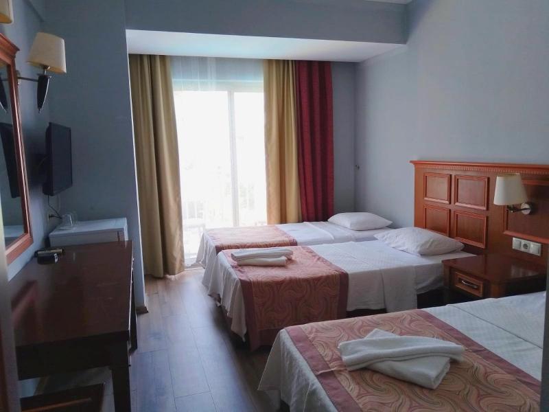 Standard Triple Room image 2