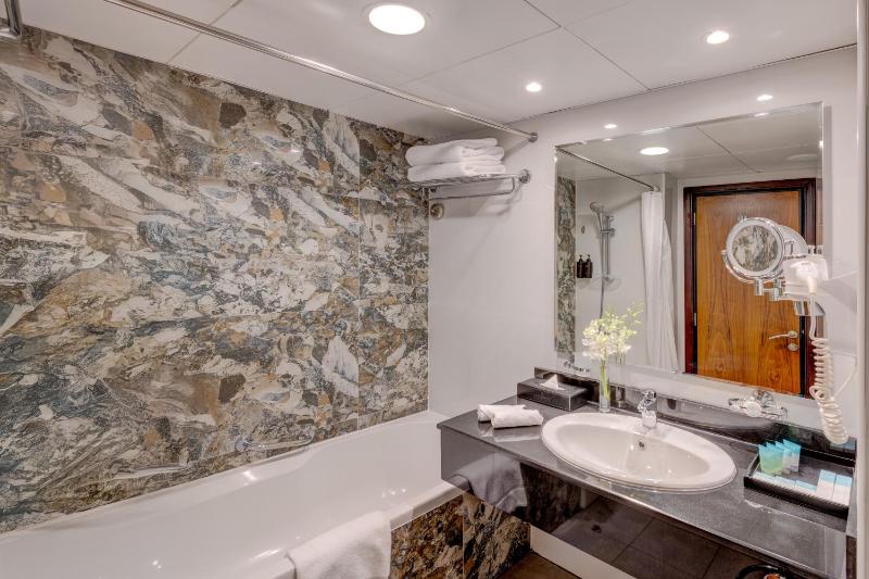 Queen Bed, Studio Room with Kitchenette image 3