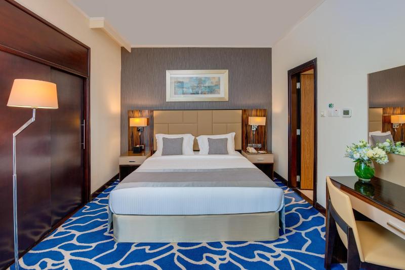 Deluxe One-Bedroom Suite with Kitchenette image 3
