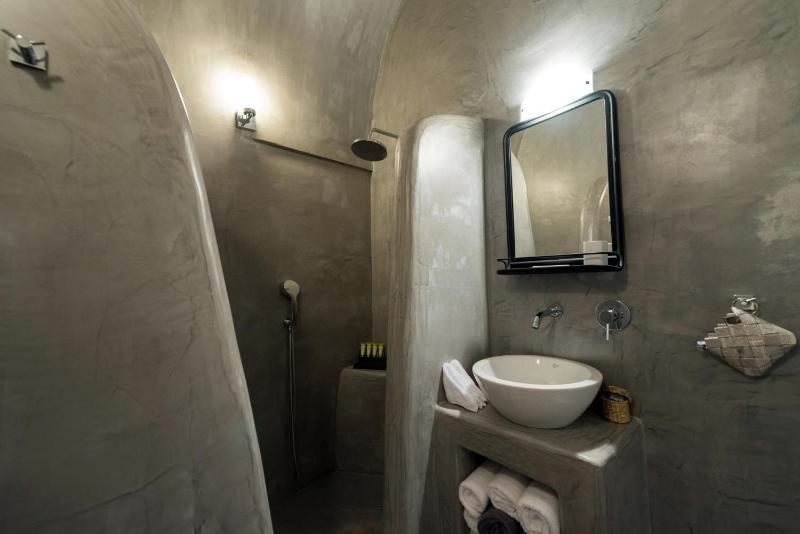 Junior suite with a private jacuzzi & caldera view image 2