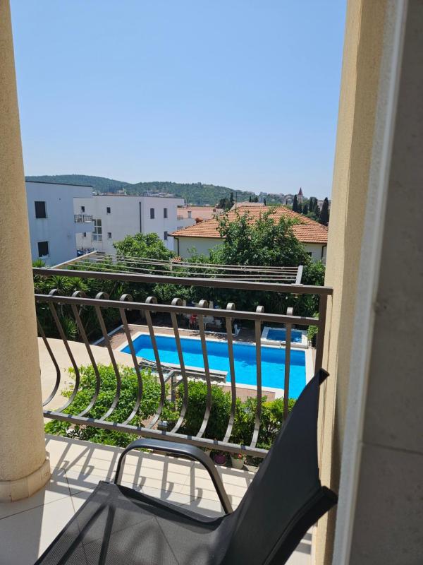 One-Bedroom Apartment with Balcony, Garden View and Pool View image 4