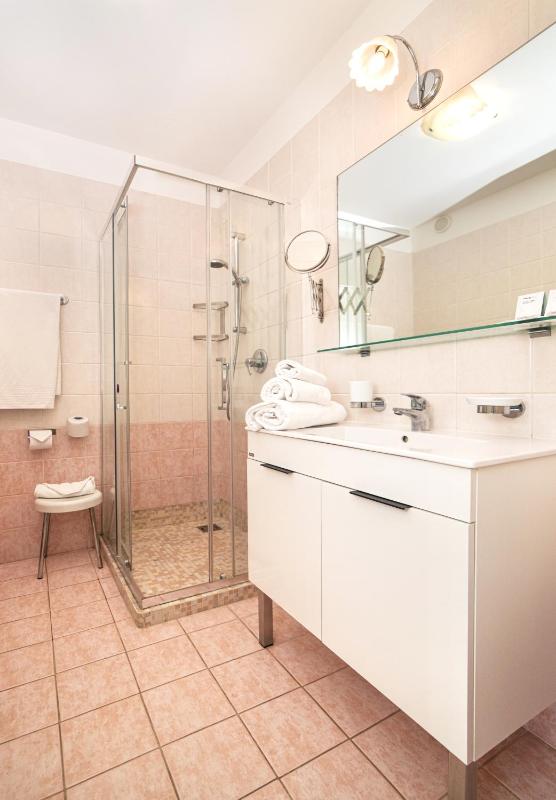 Triple Room with Balcony image 4