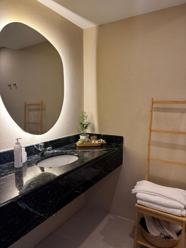 Corner Suite with Sea View image 3