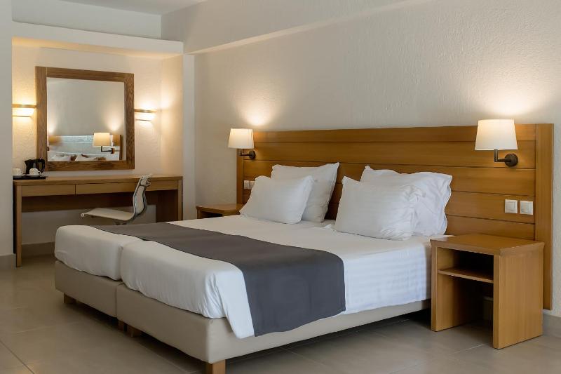 Suite with Shared Pool image 4