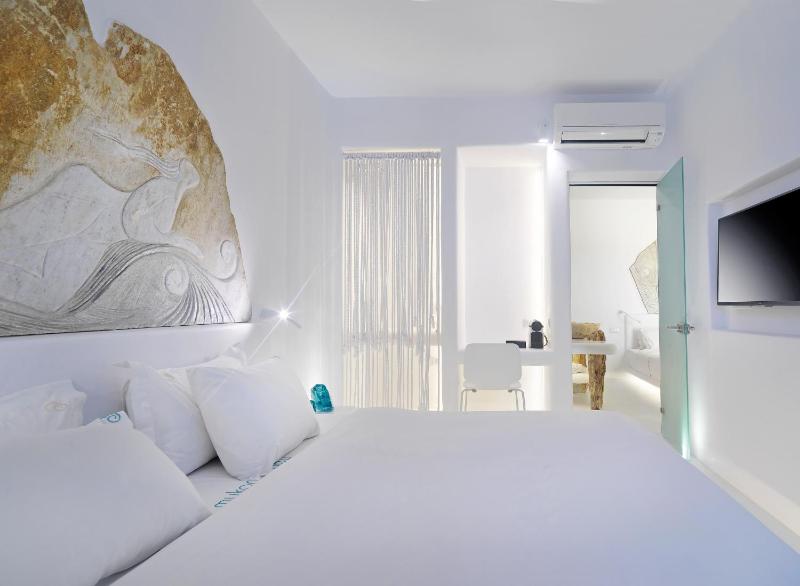 Superior Two-Bedroom Suite with Sea View and Outdoor Hot Tub. image 1