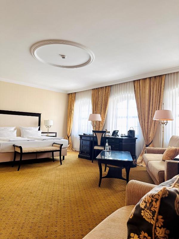 Executive Suite image 4