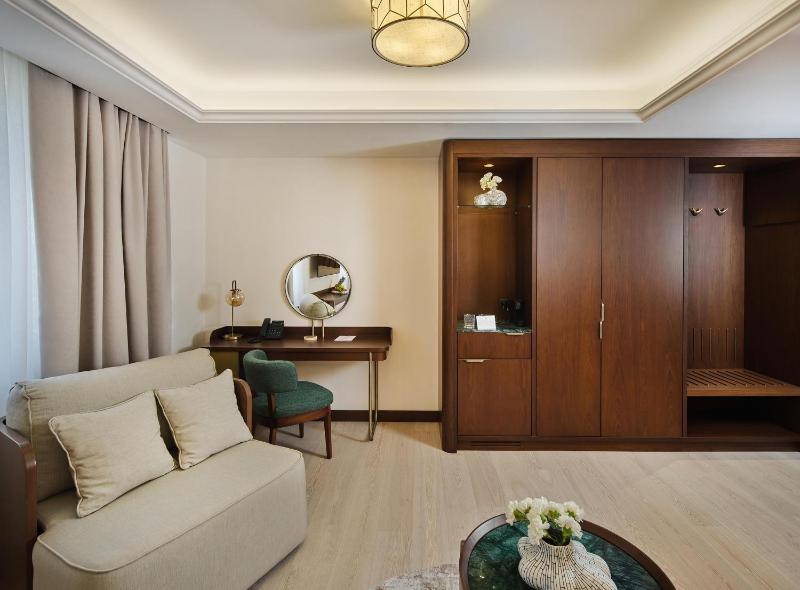 Deluxe Double or Twin Room image 4