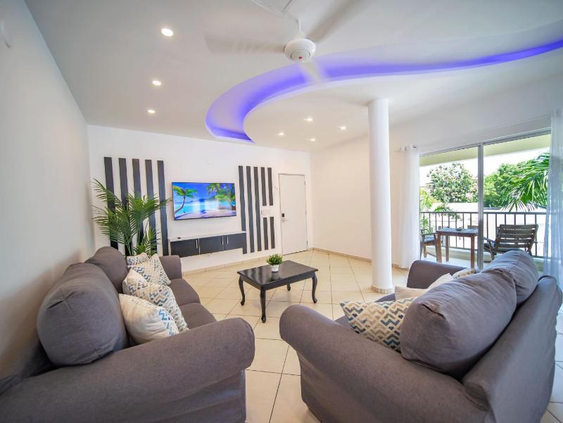 2BR Luxury Apartment in Heart Of Nightlife Area - image 1