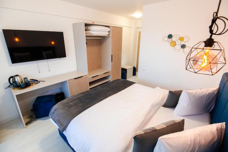 Standard Double Room image 4