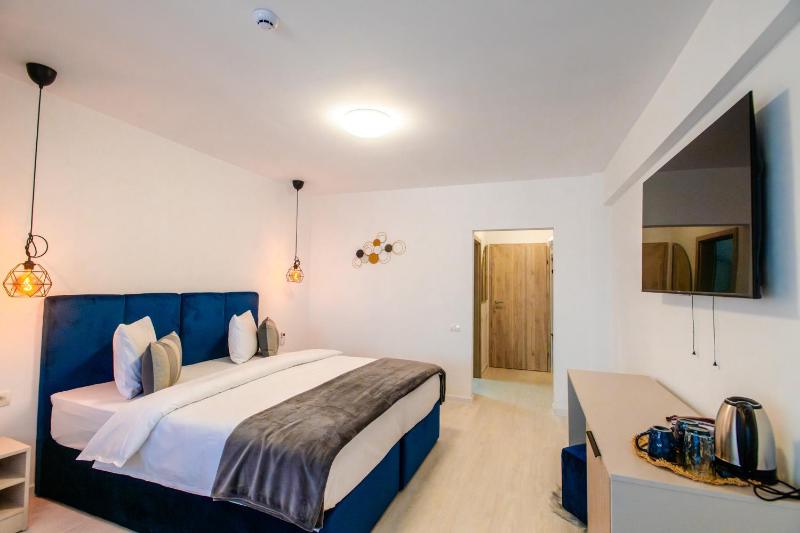 Deluxe Room (2 Adults + 1 Child) image 2