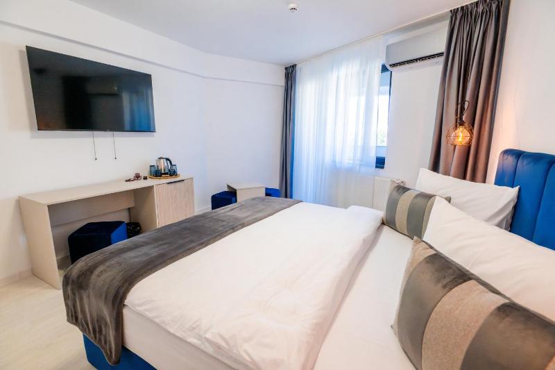 Deluxe Room (2 Adults + 1 Child) image 4