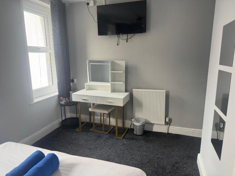 Double Room with Private Bathroom image 1