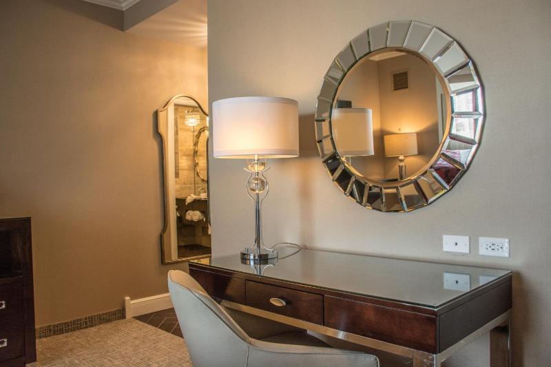 Deluxe Queen Room image 2