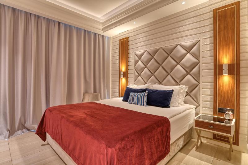 Deluxe Double Room with Balcony and Sea View image 4