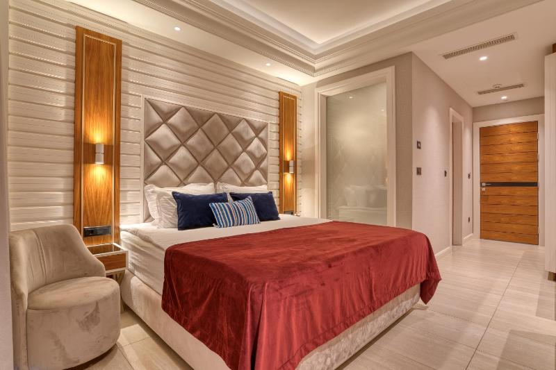 Deluxe Double Room with Balcony and Sea View image 1