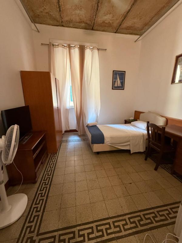 Standard Single Room with Shared Bathroom image 2
