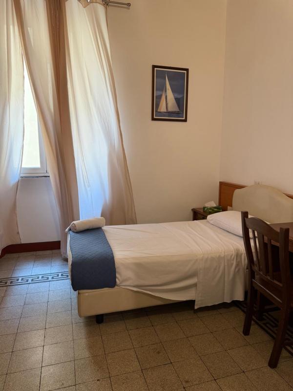 Standard Single Room with Shared Bathroom image 3