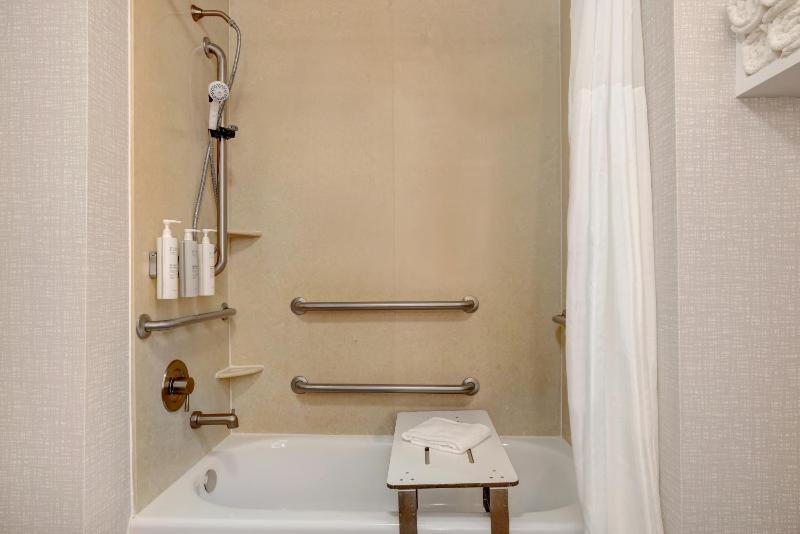Double Room with Two Queen Beds and Bath Tub - Mobility and Hearing Access/Non-Smoking image 1