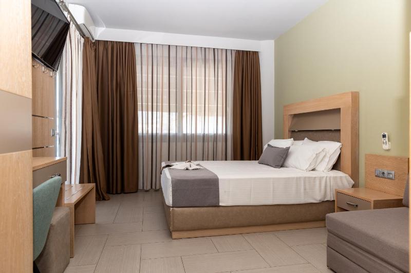 Deluxe Studio with Garden View - Free Car Parking Spot image 1