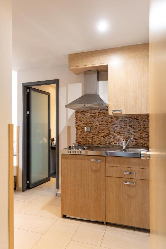 Deluxe Studio with Garden View - Free Car Parking Spot image 4