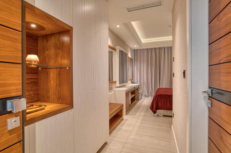 Deluxe Double Room with Balcony and Sea View image 3