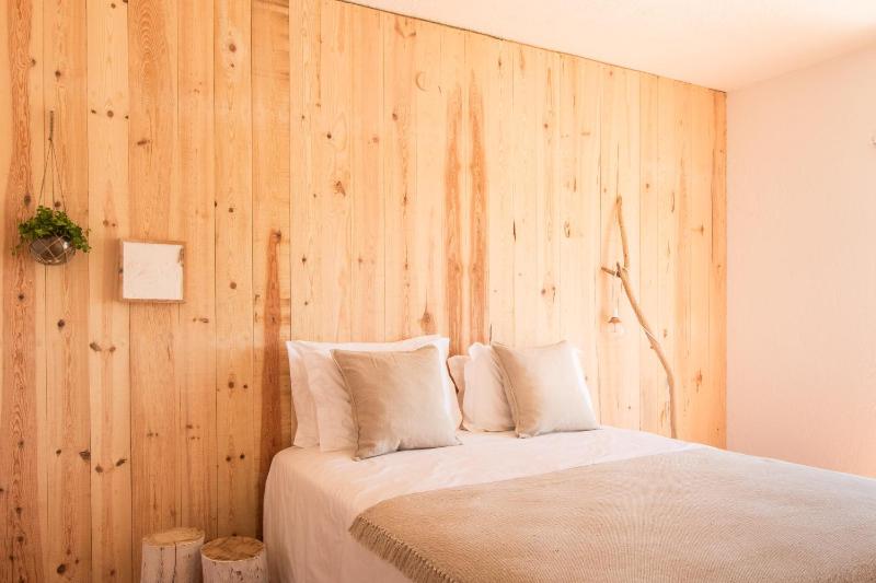 Deluxe Double Room with Balcony image 3