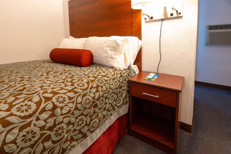 Queen Room - With Special Offer image 2