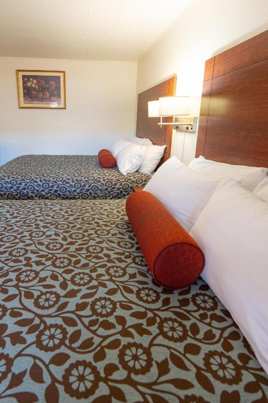 Queen Room with Two Queen Beds - With Special Offer image 4