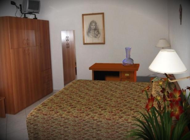 Single Room with French Bed image 1