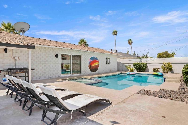 Serene Oasis Escape w/Pool+Spa Heart of Scottsdale - image 35