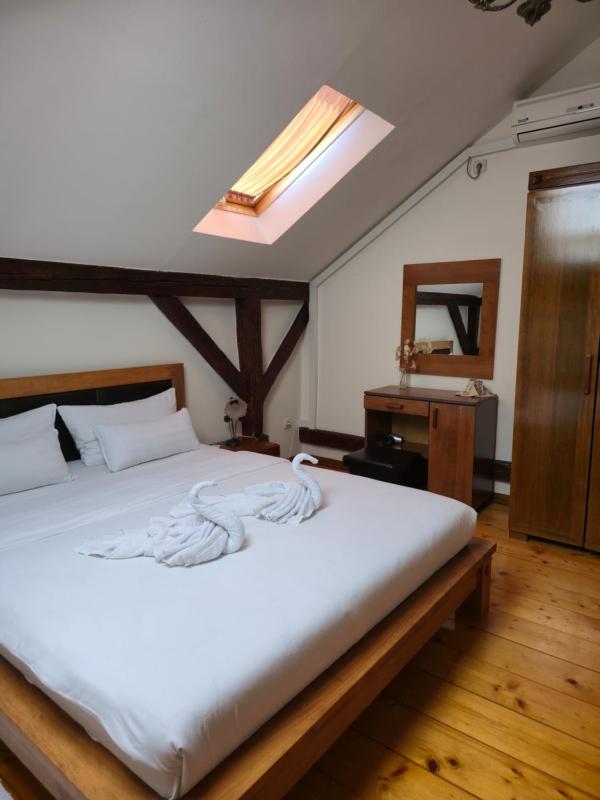 Deluxe Double Room image 3