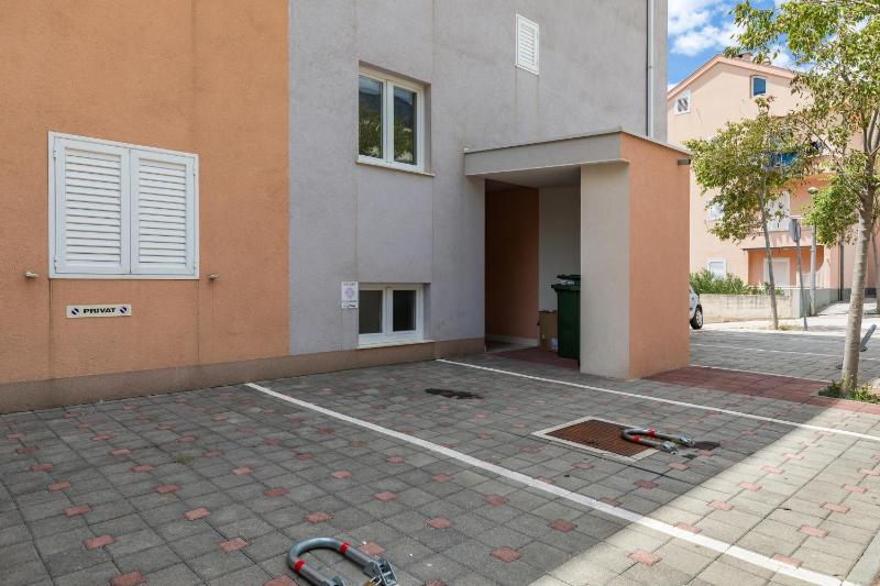 Apartments with parking space Makarska - 24301 - image 16