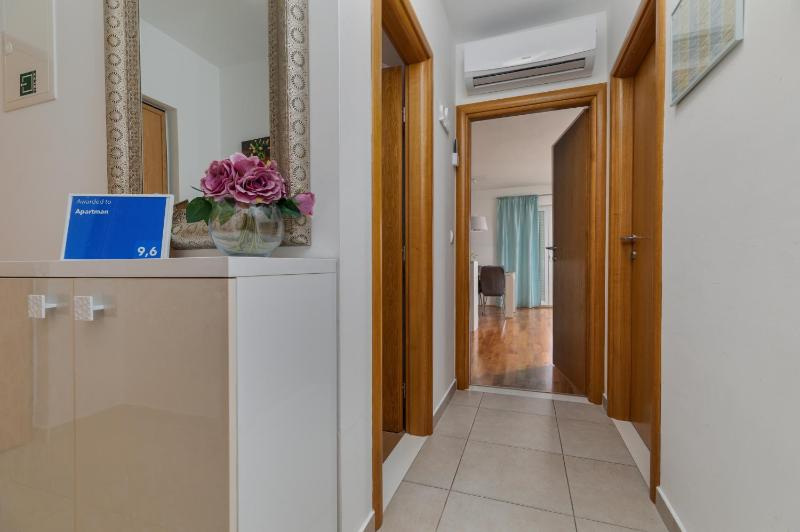 Apartments with parking space Makarska - 24301 - image 10