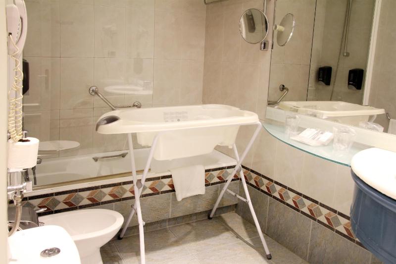 Twin Room (2 Adults + 1 Child) image 2
