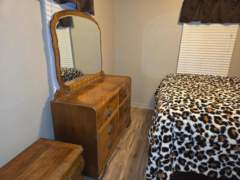 Classic One-Bedroom Apartment with King Bed image 4