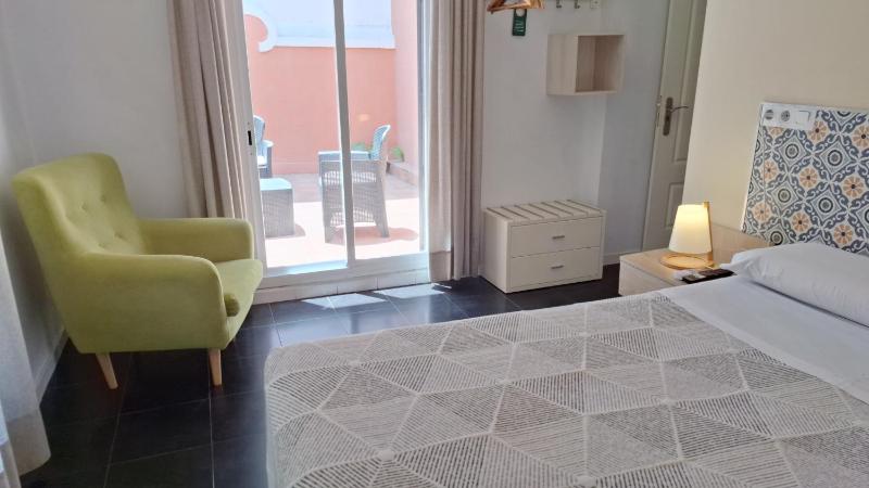 Double Room with Terrace image 3