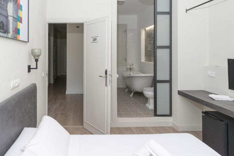 Deluxe Double Room image 2