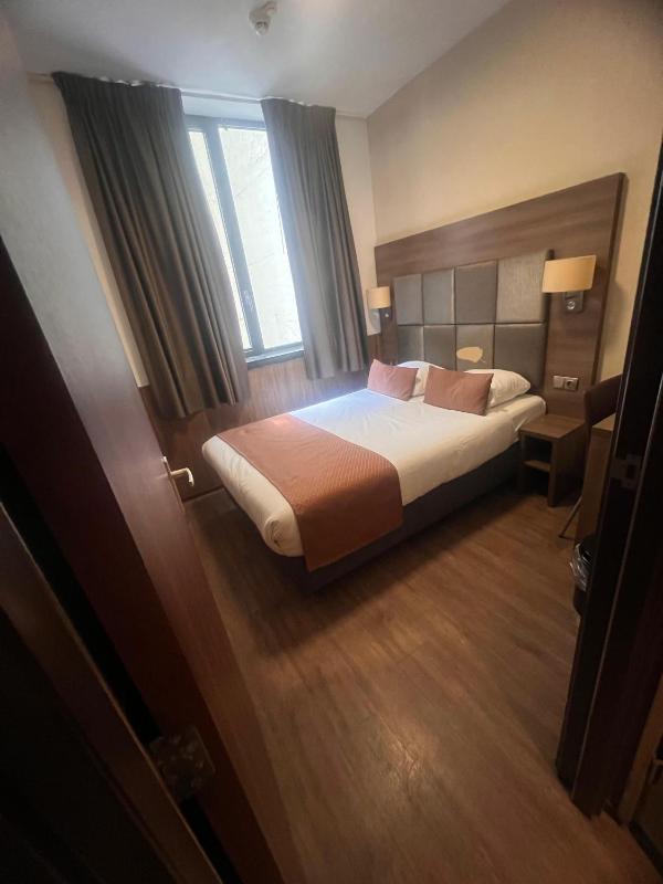 Small Double Room image 4