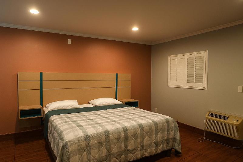 King Room with Private Bathroom - Non-Smoking image 2