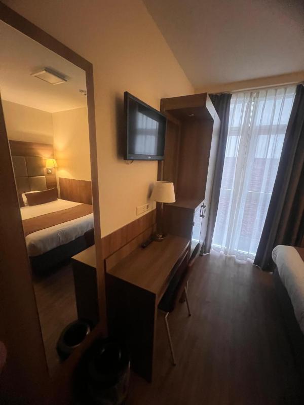 Small Double Room image 3