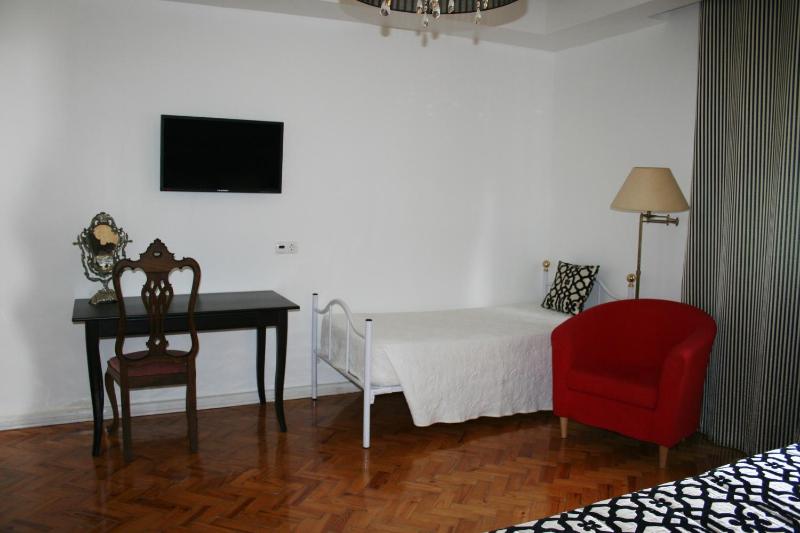 Deluxe Family Room image 3