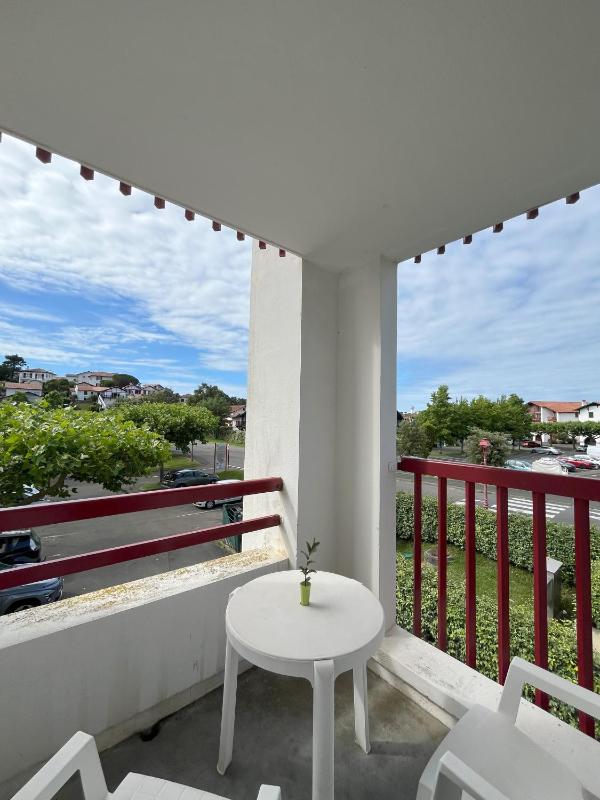 One-Bedroom Apartment image 3