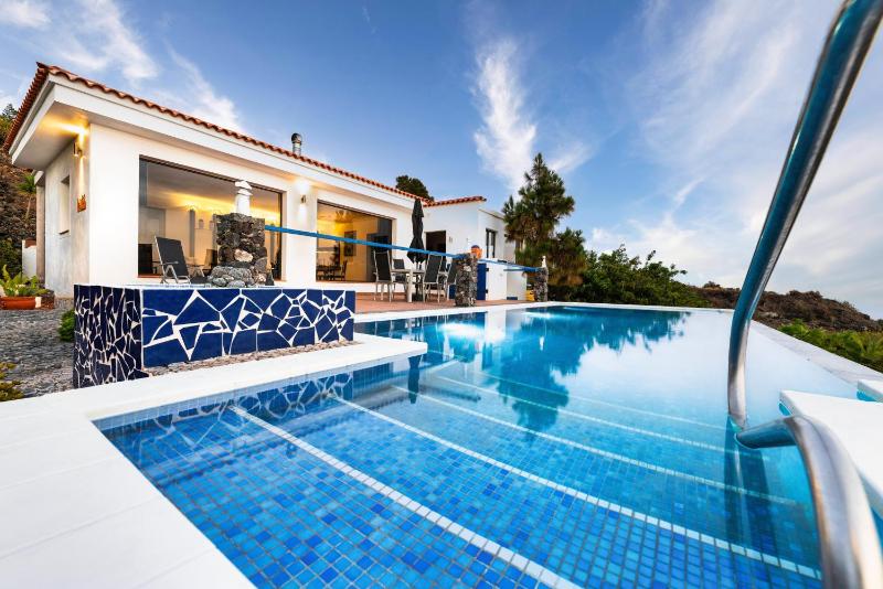 Deluxe Two-Bedroom Villa with Private Pool and Sea View (4 Adults) image 1