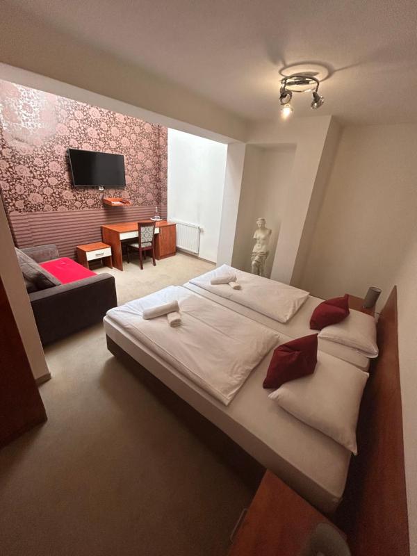 Double Room image 3