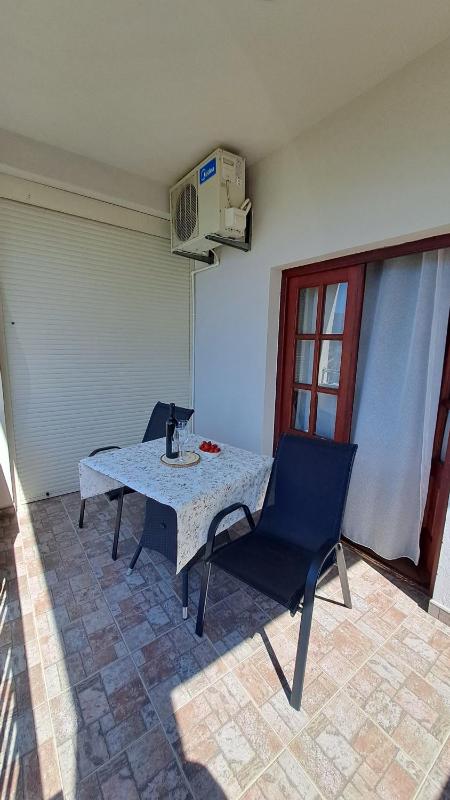 One-Bedroom Apartment with Balcony and Sea View image 1