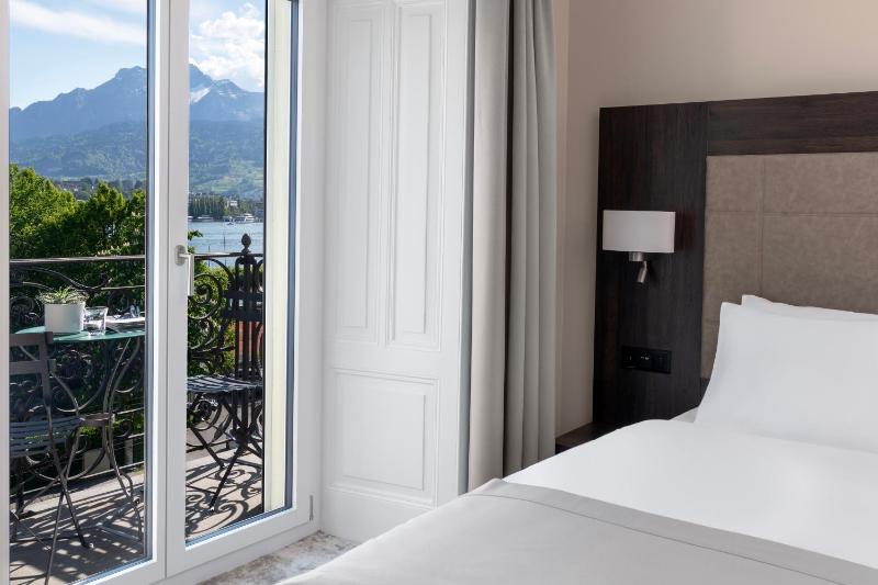 Double Room with Lake View image 4