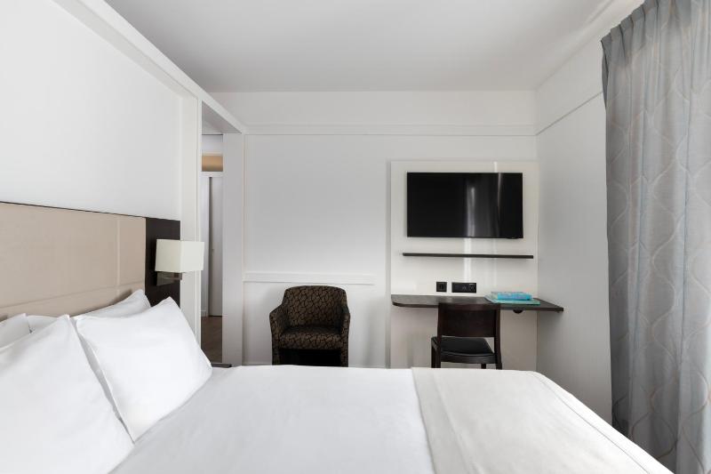 Standard Double Room image 3