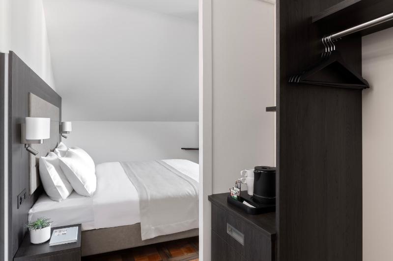 Standard Double Room image 4