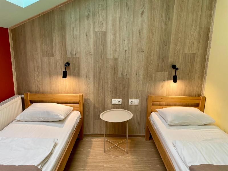Twin Room image 3