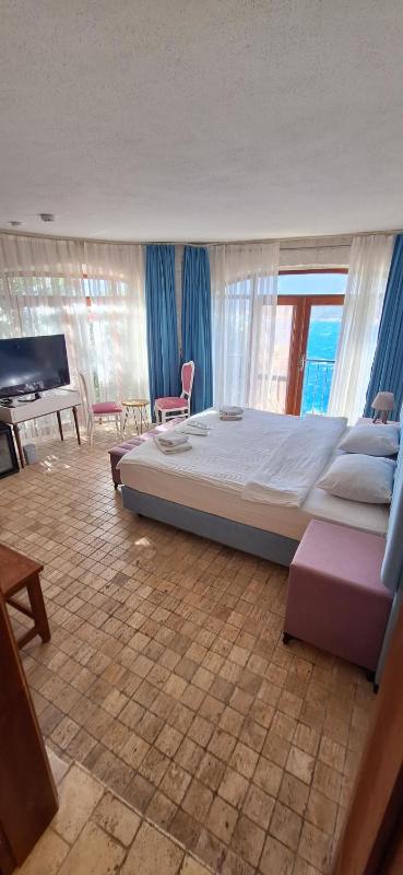 Double Room with Sea and Garden View image 1